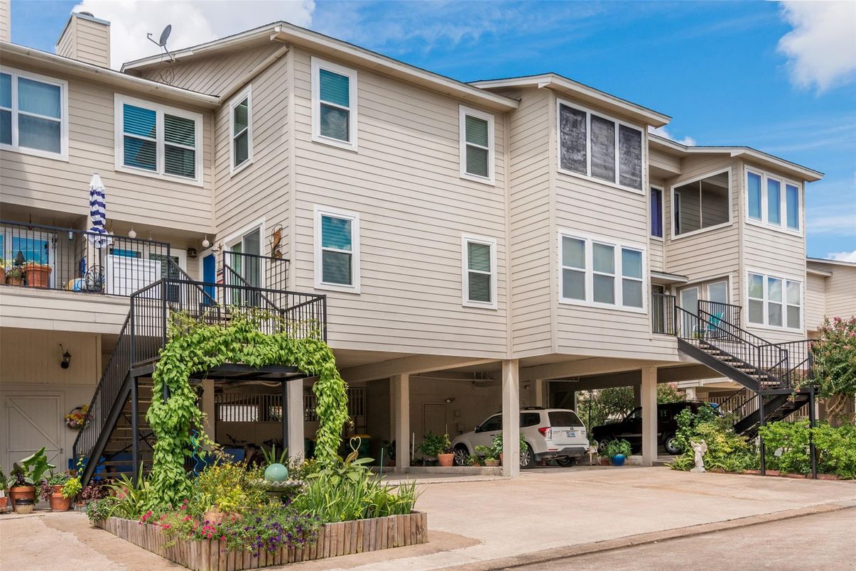 Exterior, Facade, Rowhouse