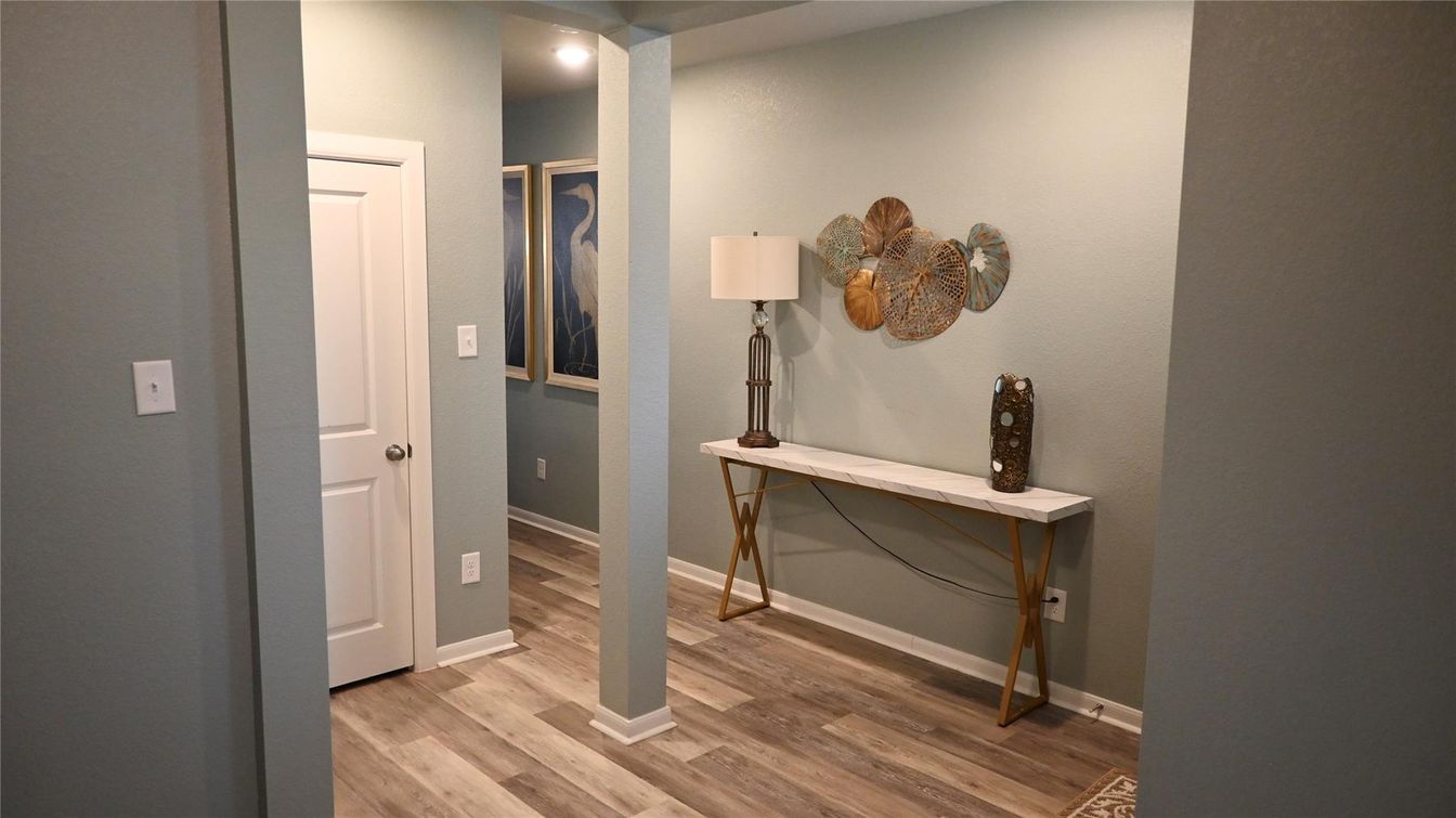 Interior, Recessed Lighting, Wood Texture Flooring