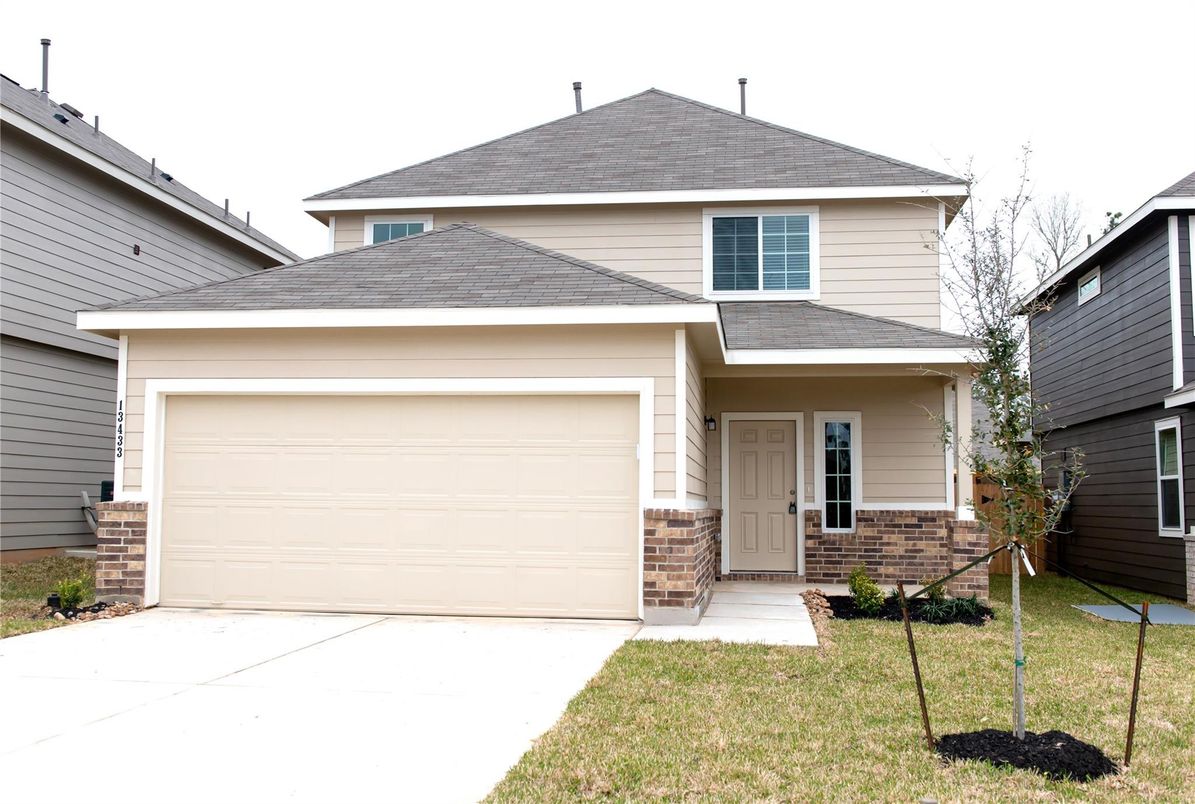 Attached, Exterior, Facade, American Craftsman