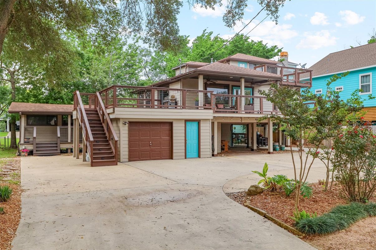 Attached, Backyard, Exterior, Facade, Modern