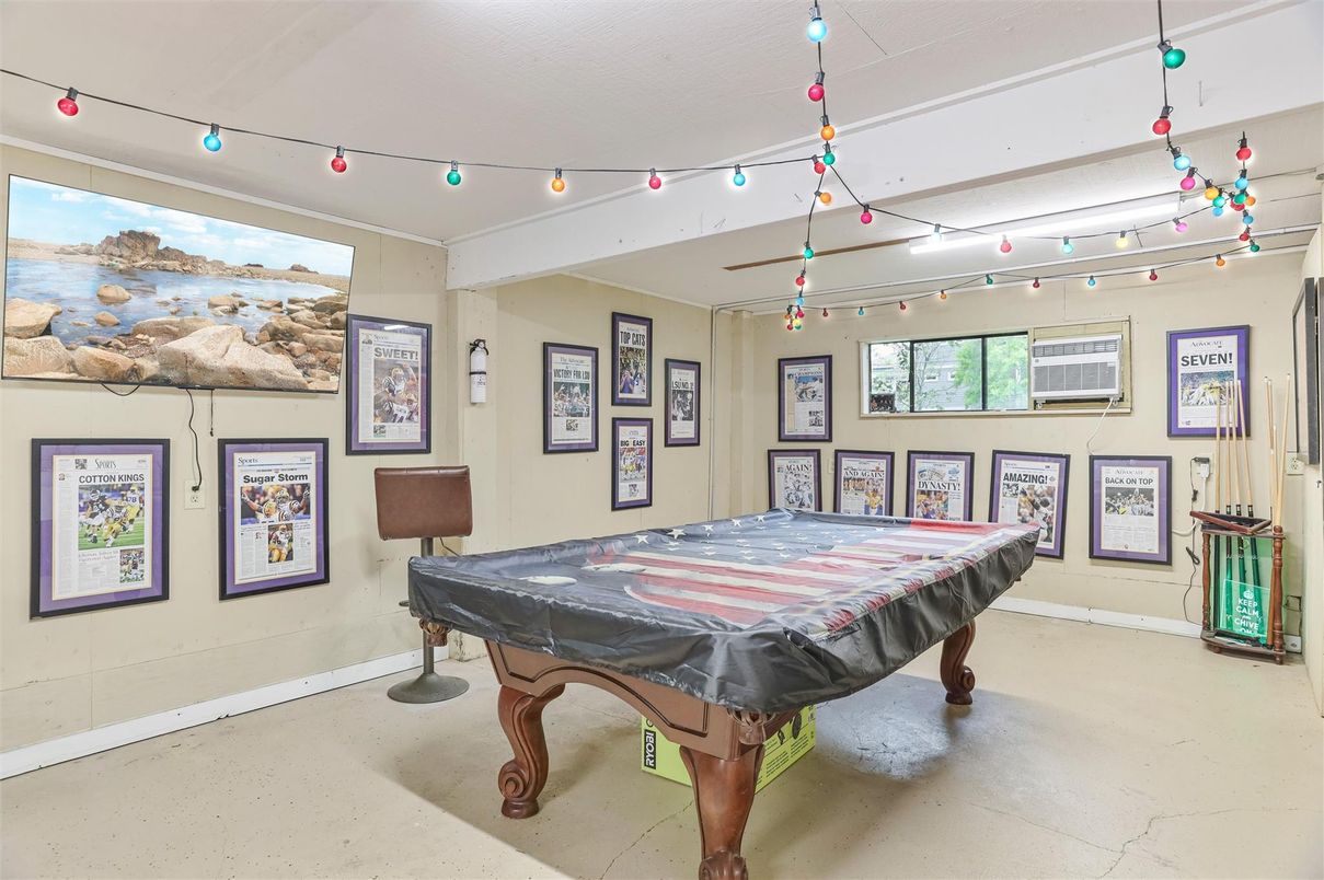 Billiard Table, Game Room, Interior