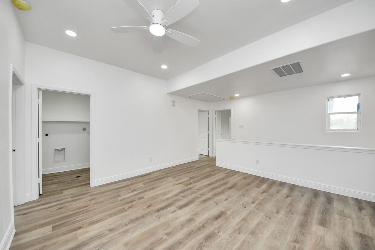 Empty room, Interior, Recessed Lighting, Wood Texture Flooring