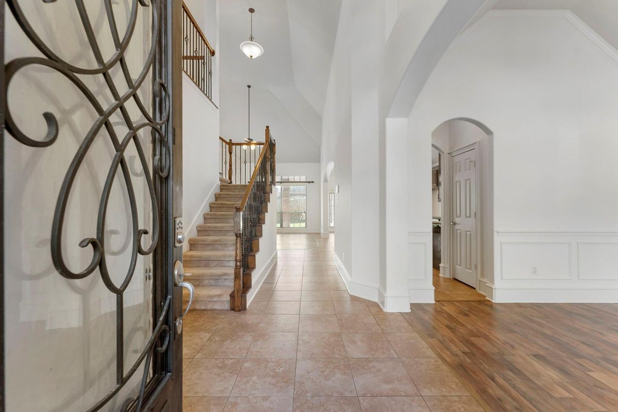 Interior, Pendant Lights, Wood Texture Flooring