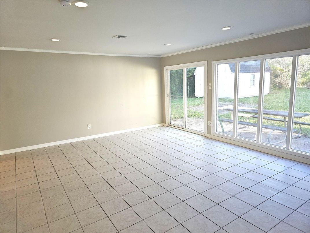 Empty room, Interior, Recessed Lighting