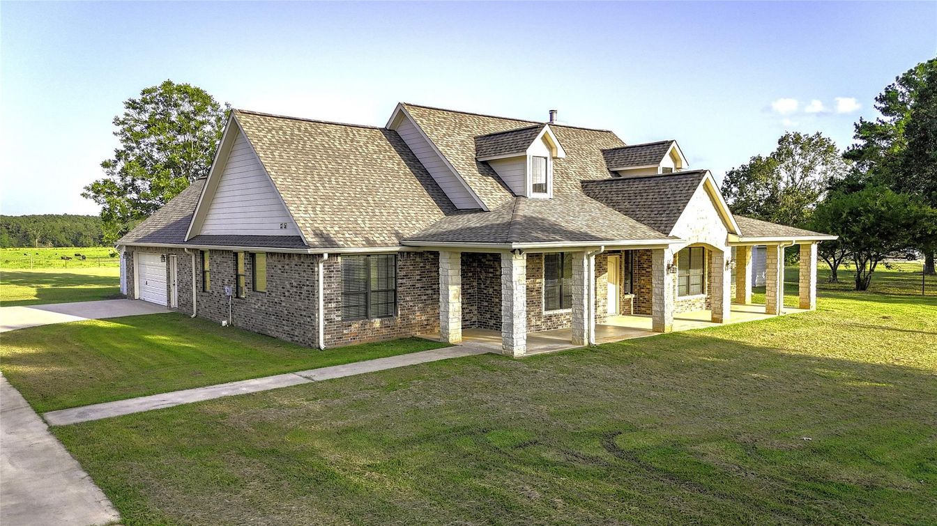 Backyard, Exterior, Facade, Brick Facade, Cape Cod