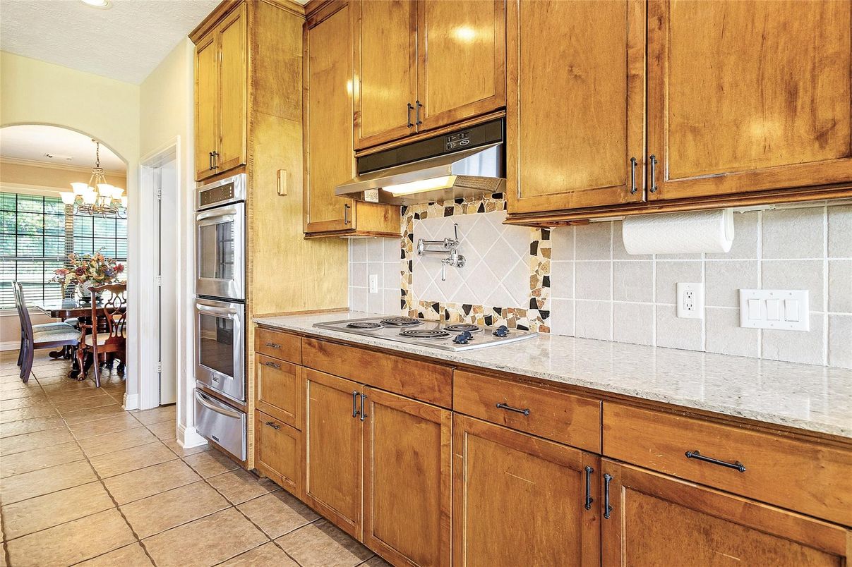 Chandelier, Dining room, Interior, Kitchen, Stainless Steel Appliances