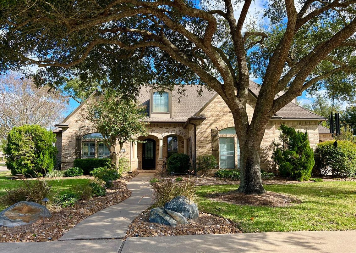 Exterior, Facade, French Provincial