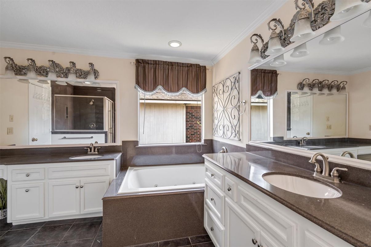 Bathroom, Dual Sink Vanities, Interior, Recessed Lighting