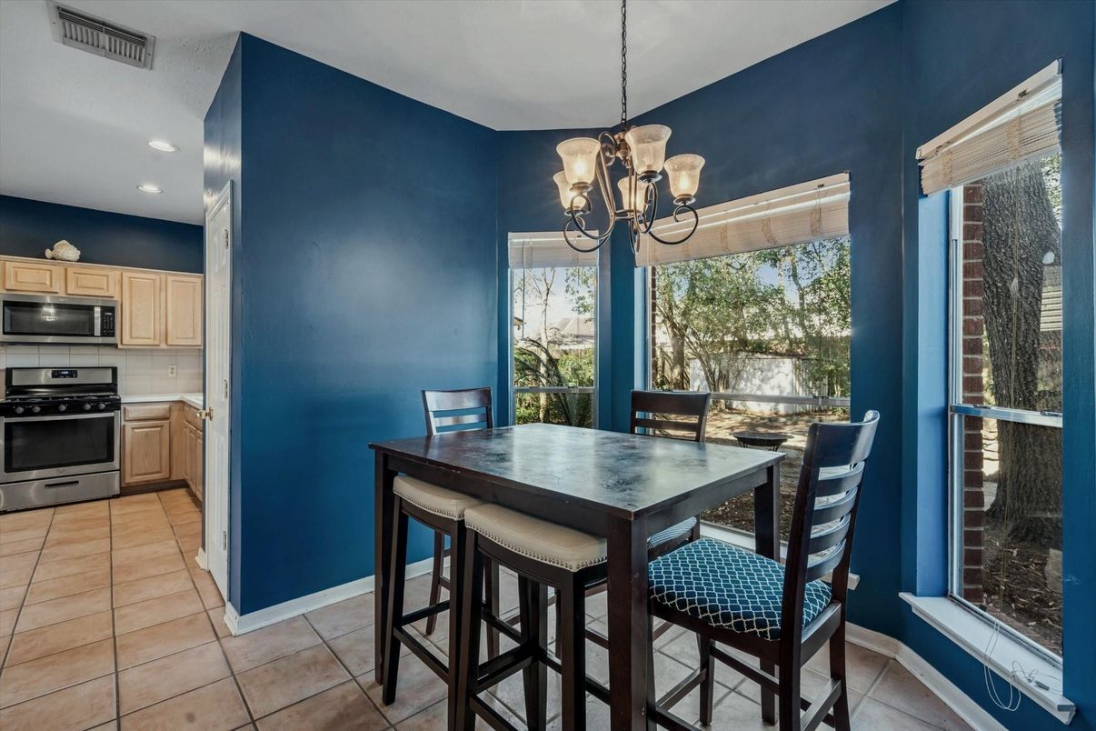 Chandelier, Dining room, Interior, Kitchen, Recessed Lighting, Stainless Steel Appliances