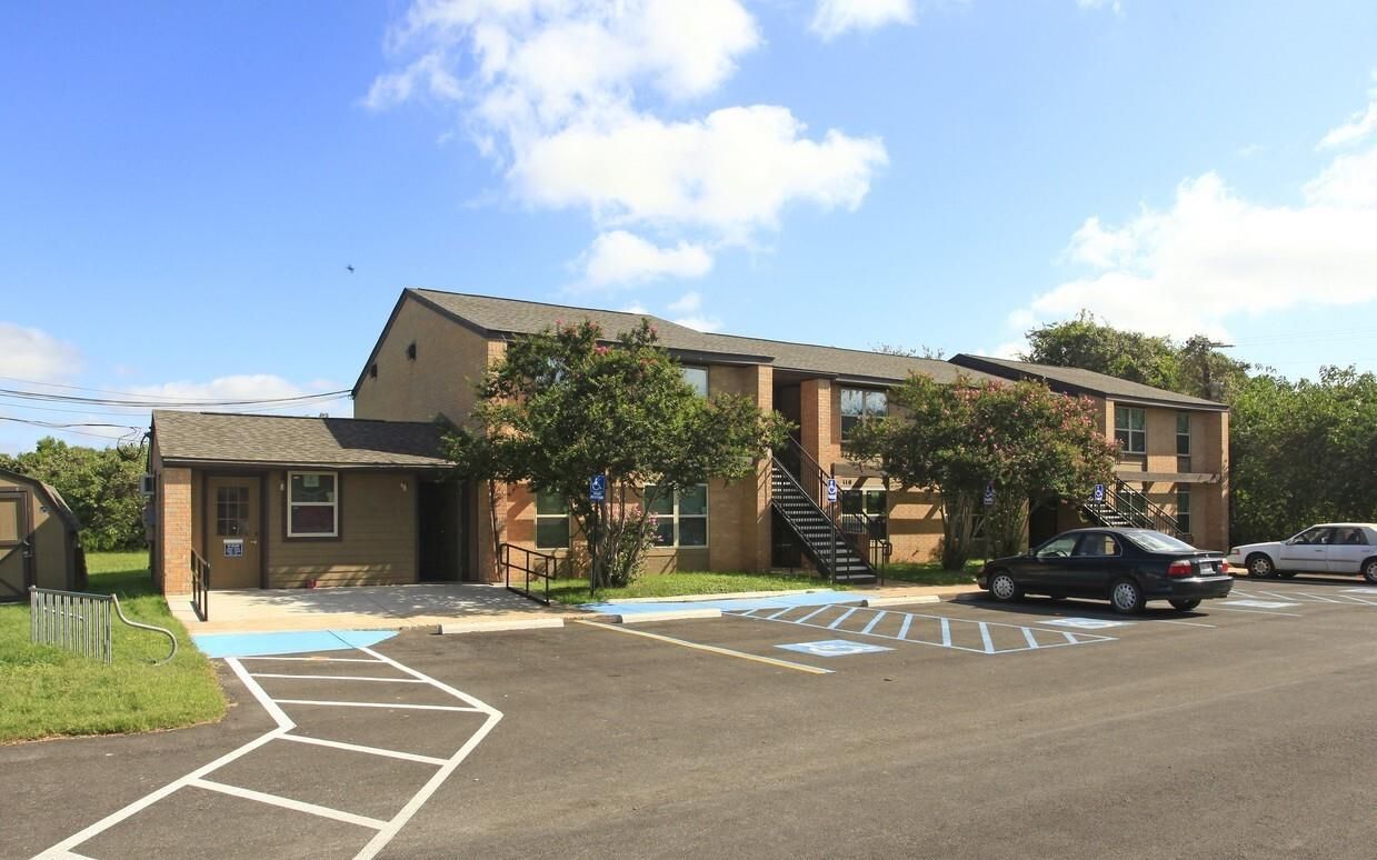 Exterior, Facade, Modern