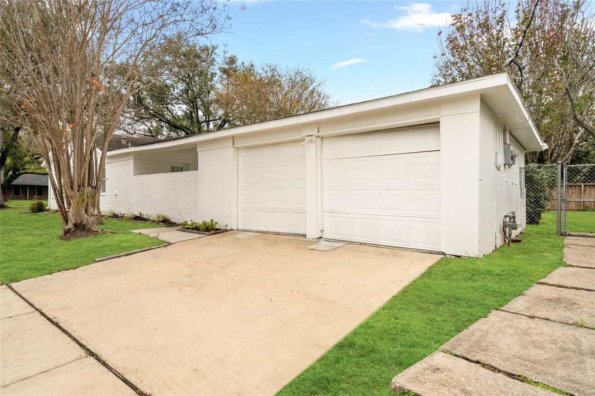 Detached Garage, Exterior