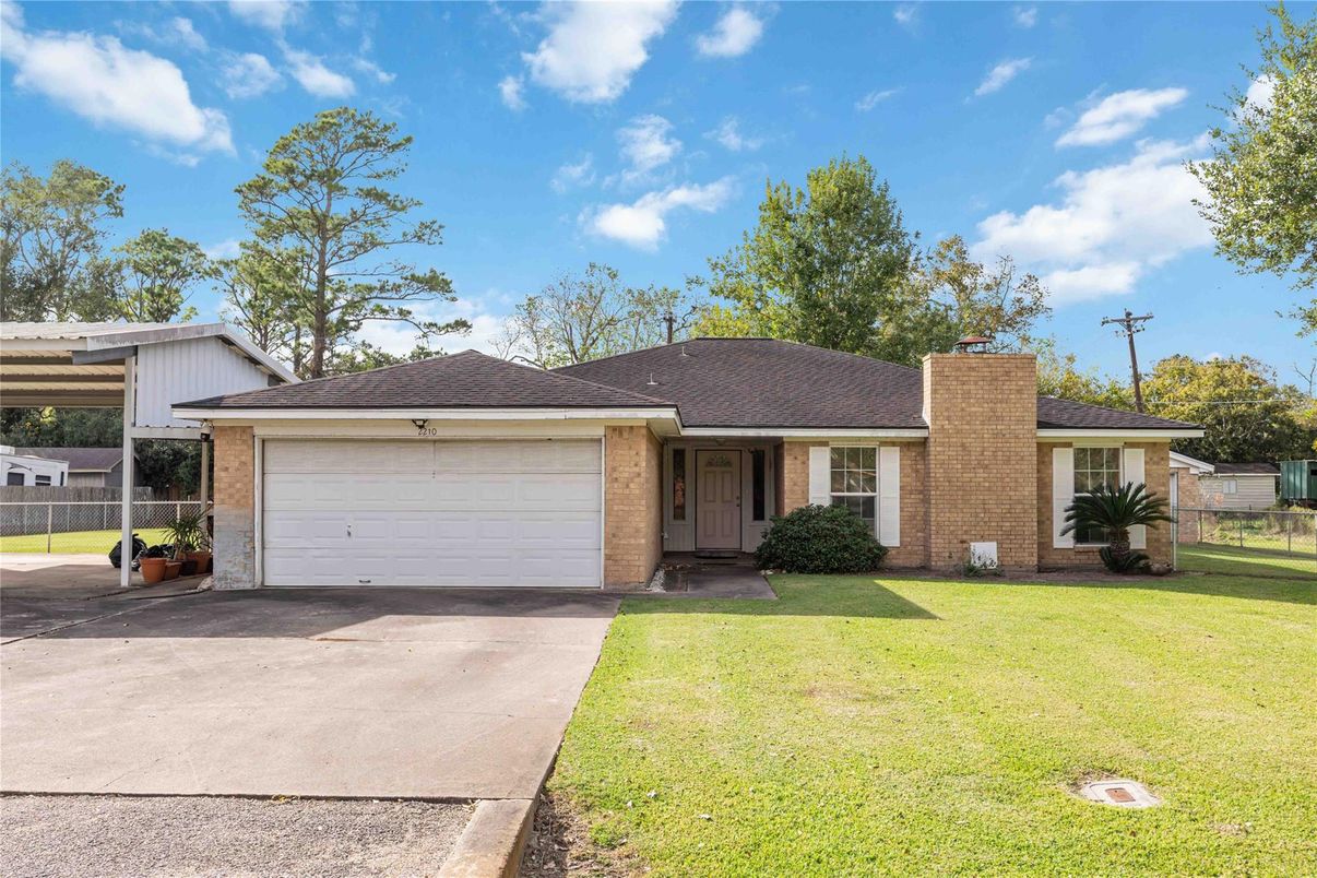 Attached, Exterior, Facade, Brick Facade, Ranch