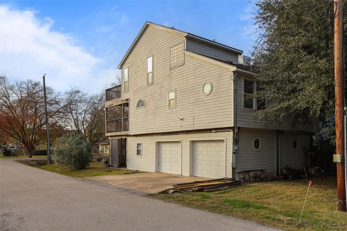Attached, Exterior, Facade, Rowhouse