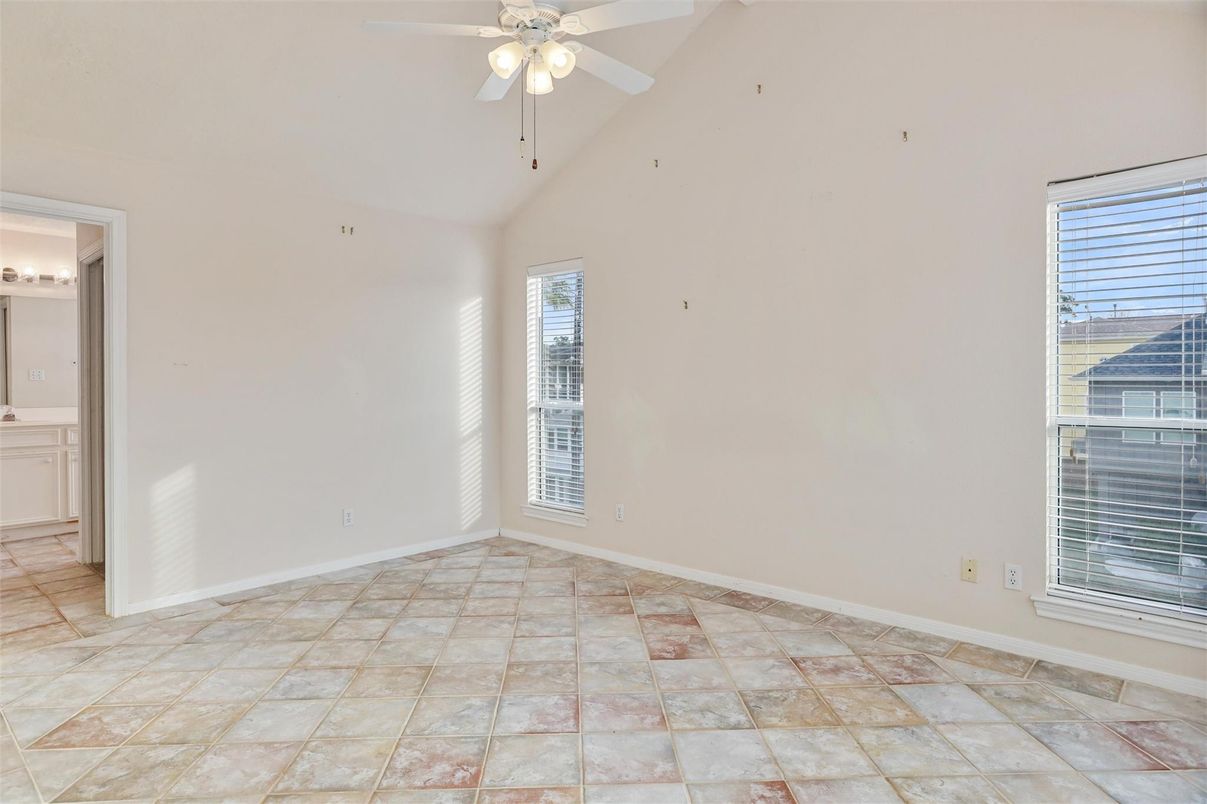 Empty room, Interior