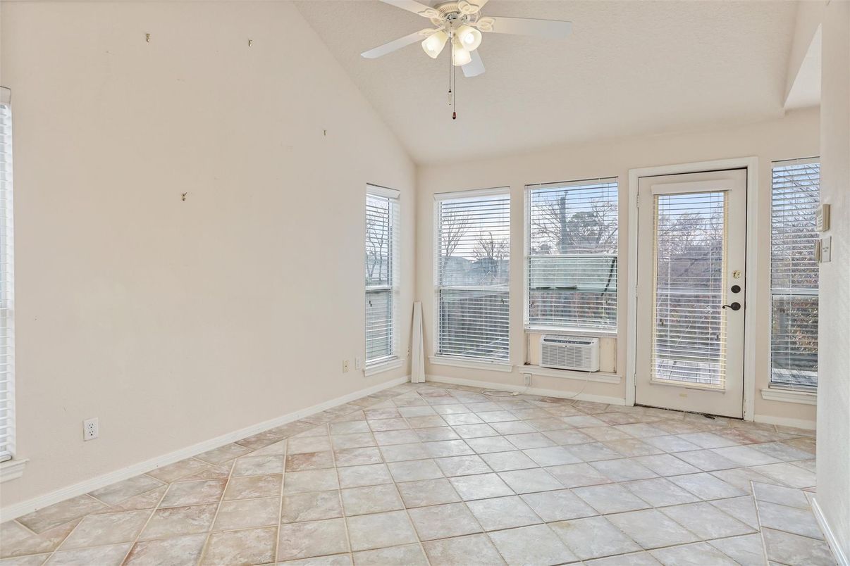 Empty room, Interior