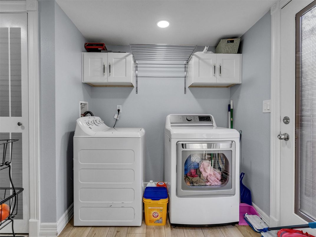 Interior, Recessed Lighting, Washer, Wood Texture Flooring