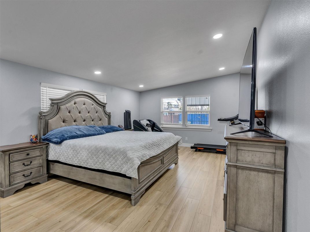 Bedroom, Fitness Equipment, Interior, Recessed Lighting, Wood Texture Flooring