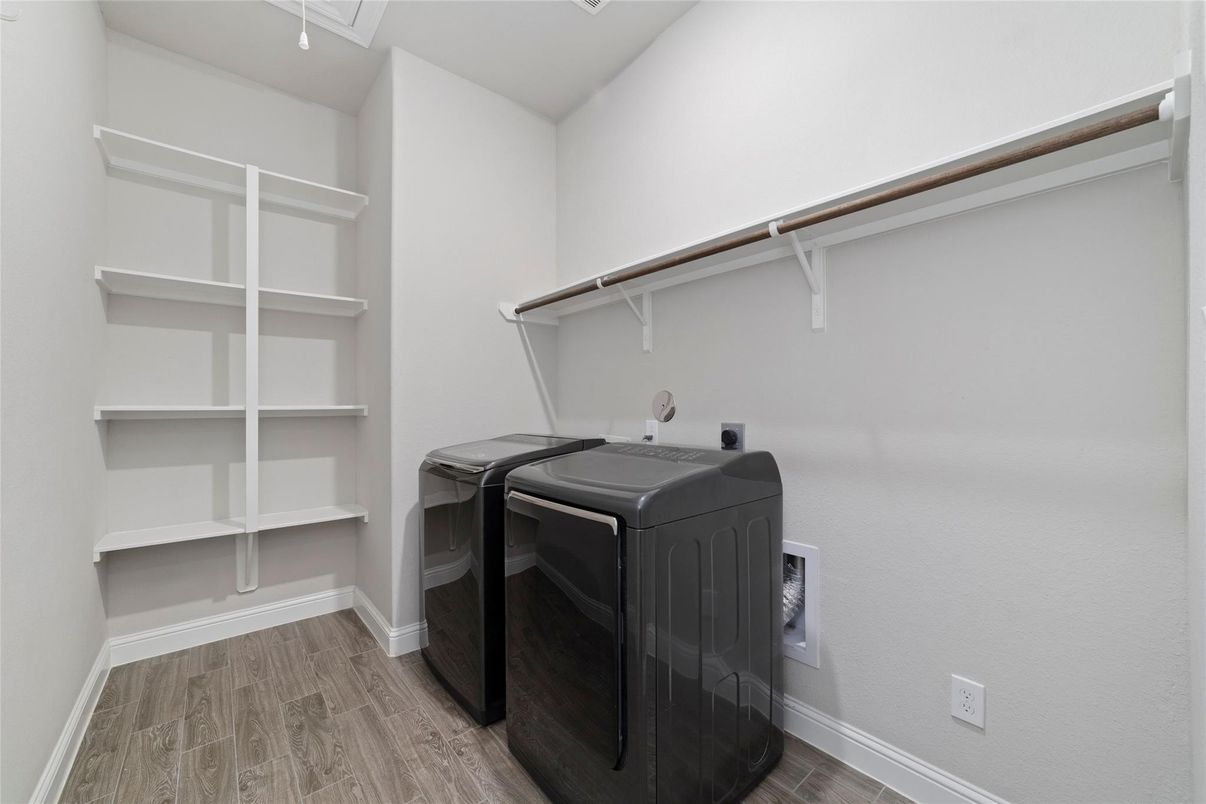 Interior, Walk-in Closets, Washer, Wood Texture Flooring