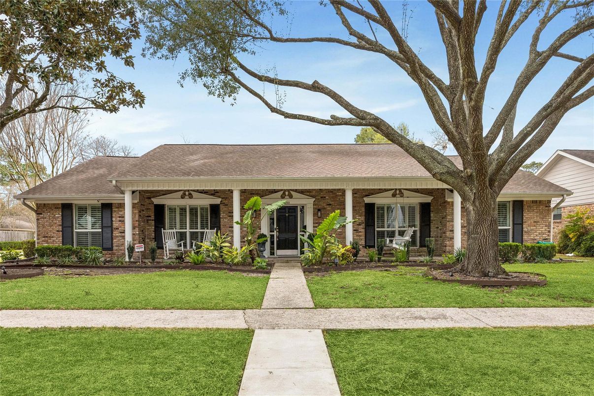 Exterior, Facade, Brick Facade, Ranch