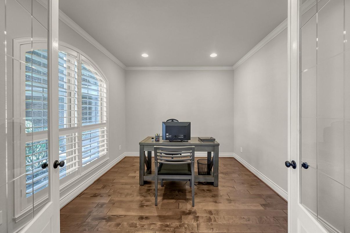 Home Office, Interior, Recessed Lighting, Wood Texture Flooring