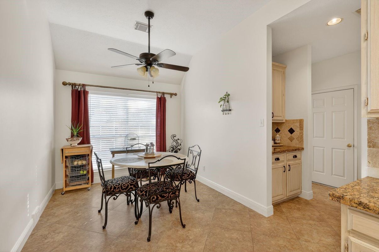 Dining room, Interior, Recessed Lighting