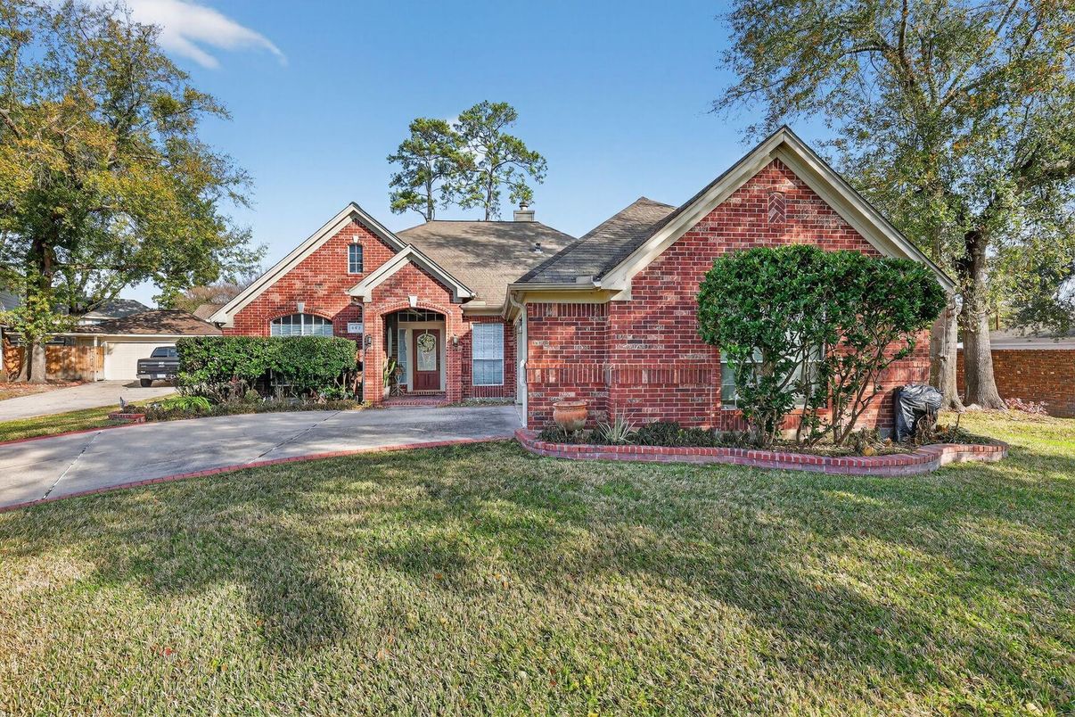 Exterior, Facade, Brick Facade, Brick Traditional