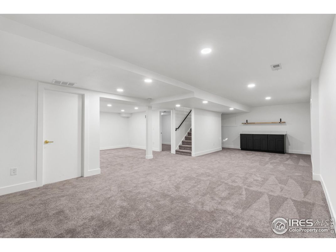 Empty room, Interior, Recessed Lighting