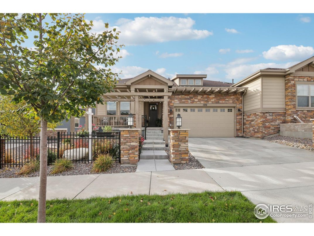 Attached, Exterior, Facade, American Craftsman