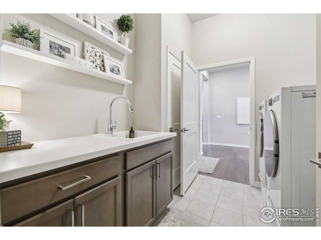 Interior, Washer, Wood Texture Flooring