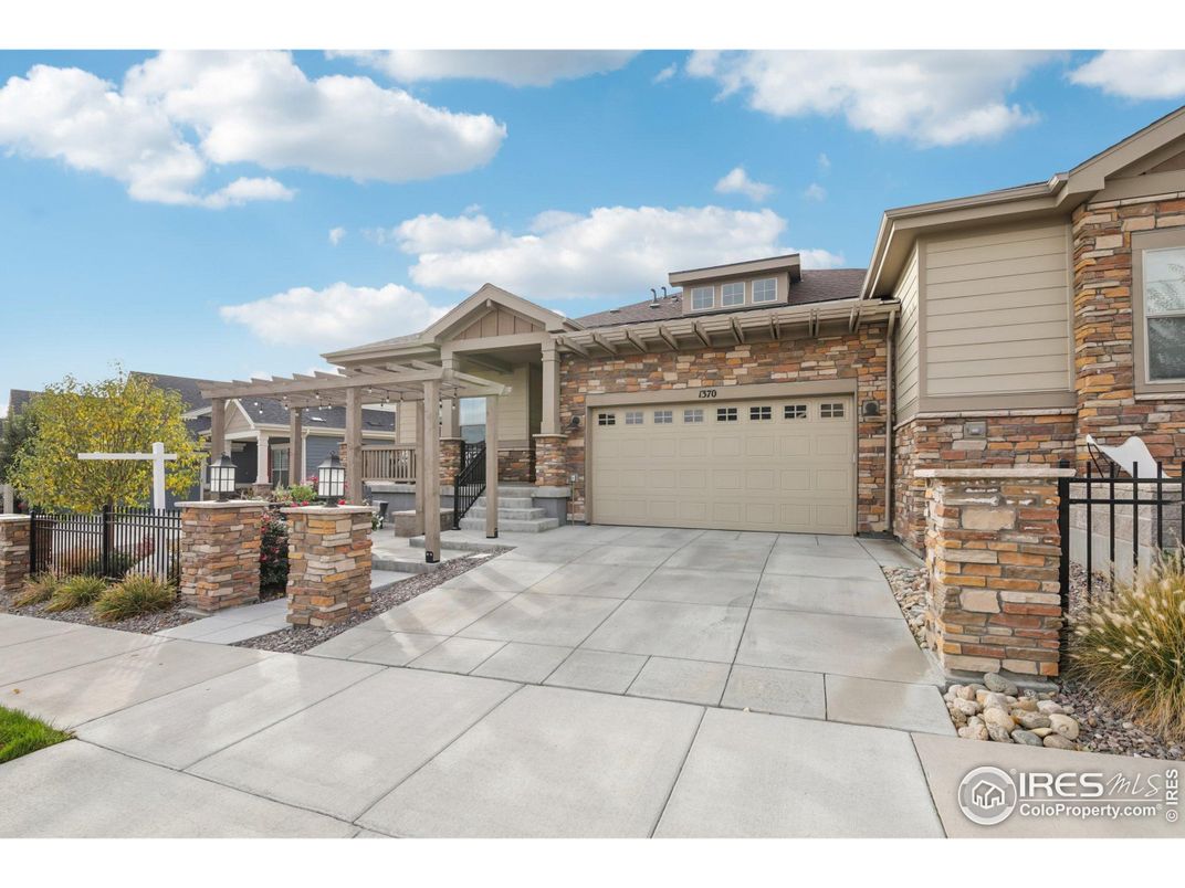 Attached, Exterior, Facade, Modern