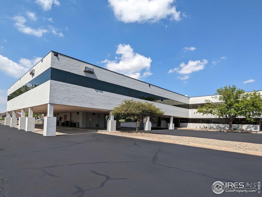 Exterior, Facade, Modern