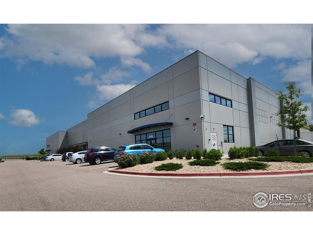 Exterior, Facade, Modern