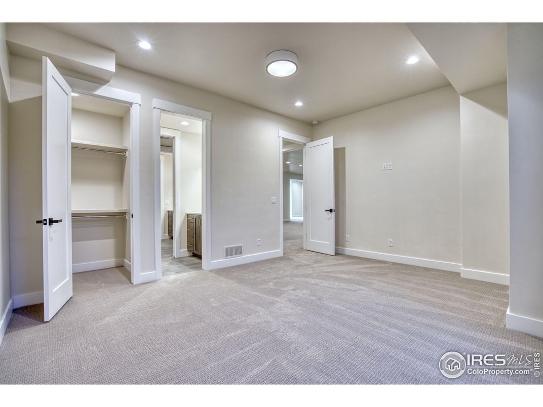 Empty room, Interior, Recessed Lighting