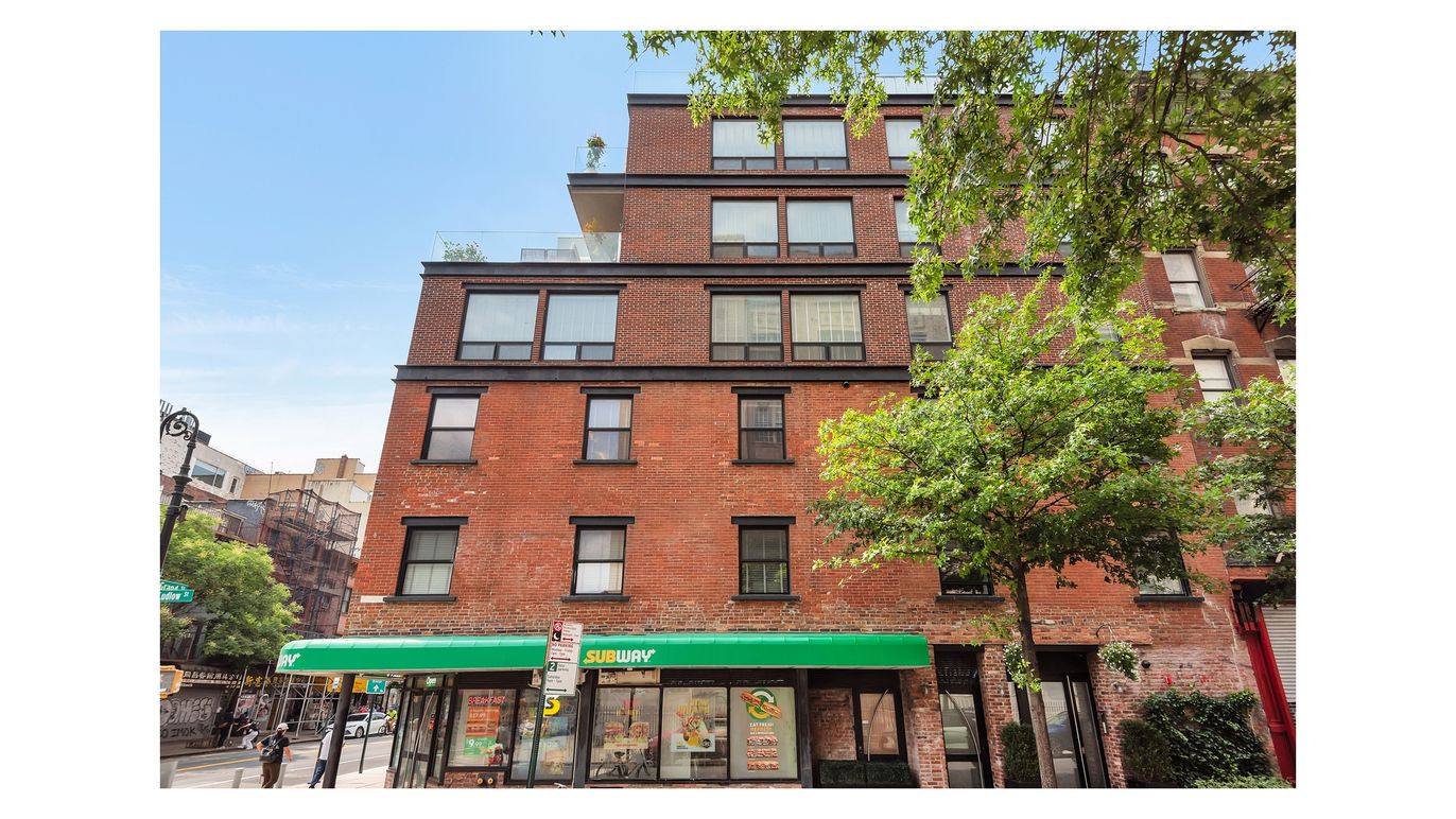 Exterior, Facade, Brick Facade, Rowhouse