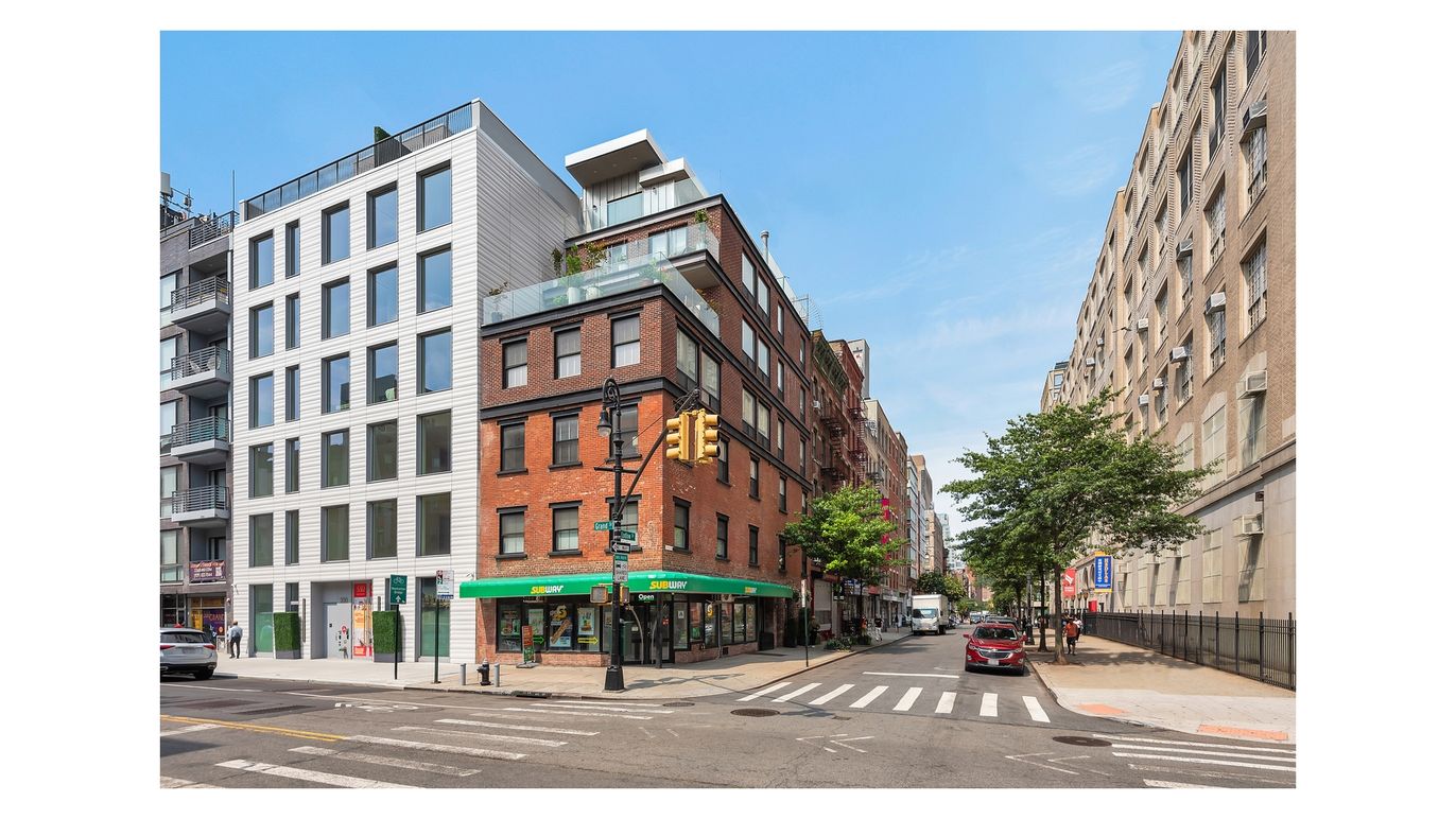 Exterior, Facade, Brick Facade, Chicago School