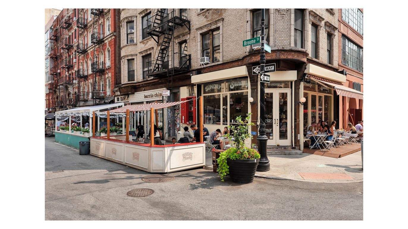 Exterior, Facade, Rowhouse