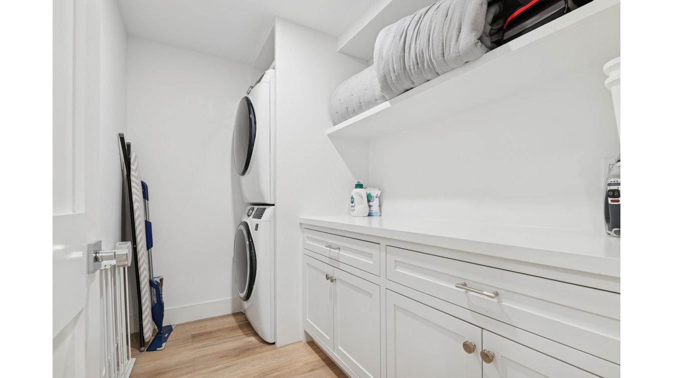 Interior, Washer, Wood Texture Flooring