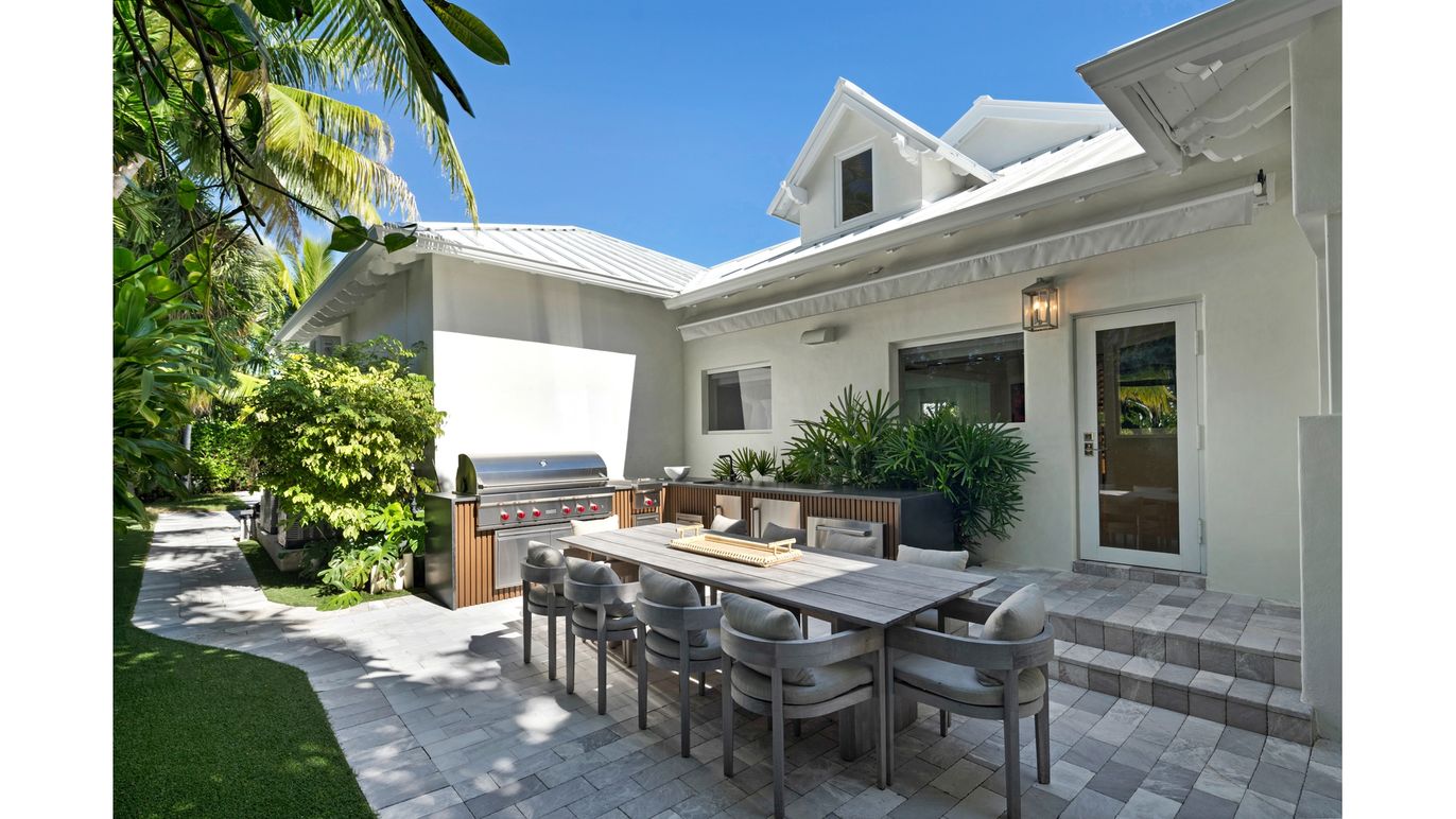 Exterior, Outdoor Kitchen