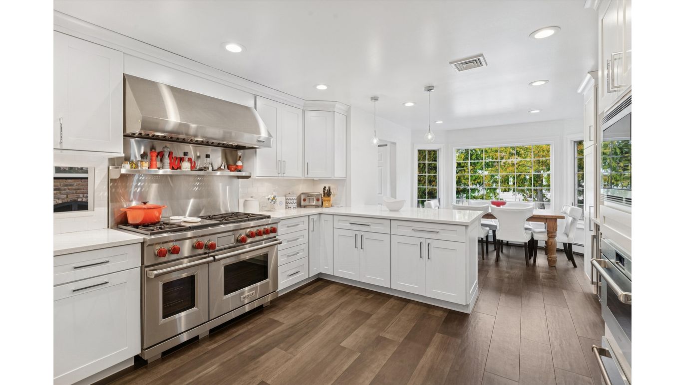 Dining room, Interior, Kitchen, Pendant Lights, Recessed Lighting, Stainless Steel Appliances, Wood Texture Flooring