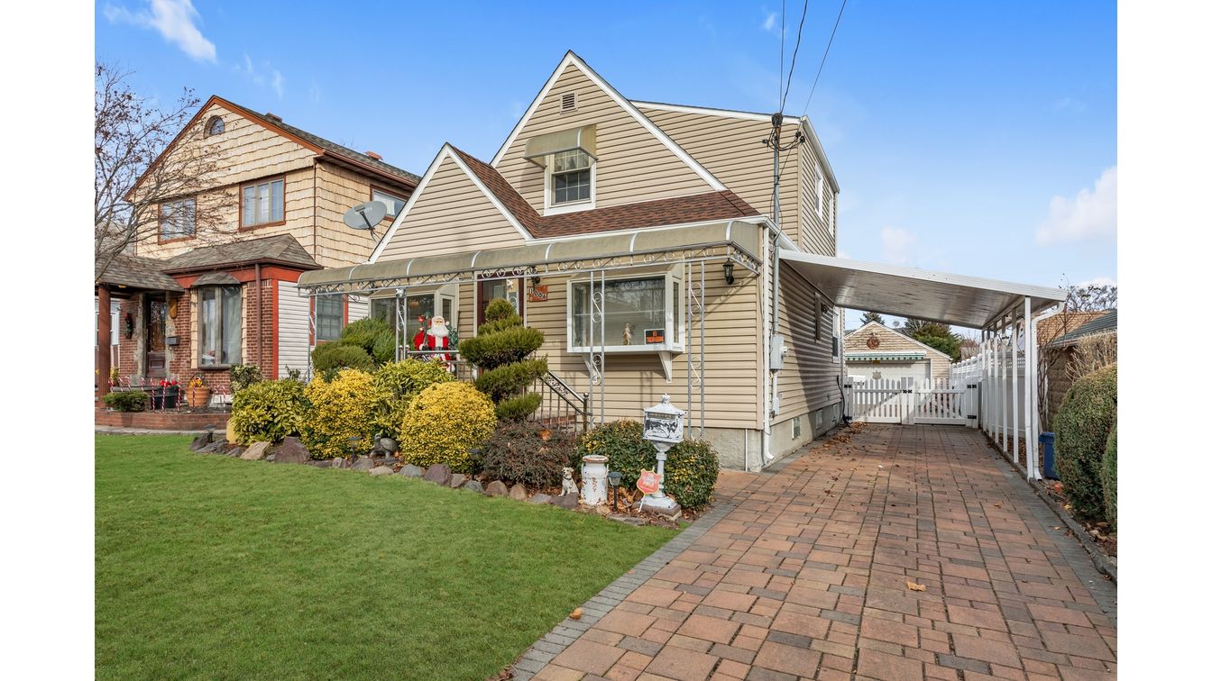 Exterior, Facade, Queen Anne Victorian