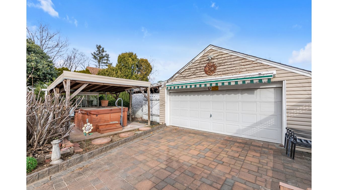 Detached Garage, Exterior, Hot Tub