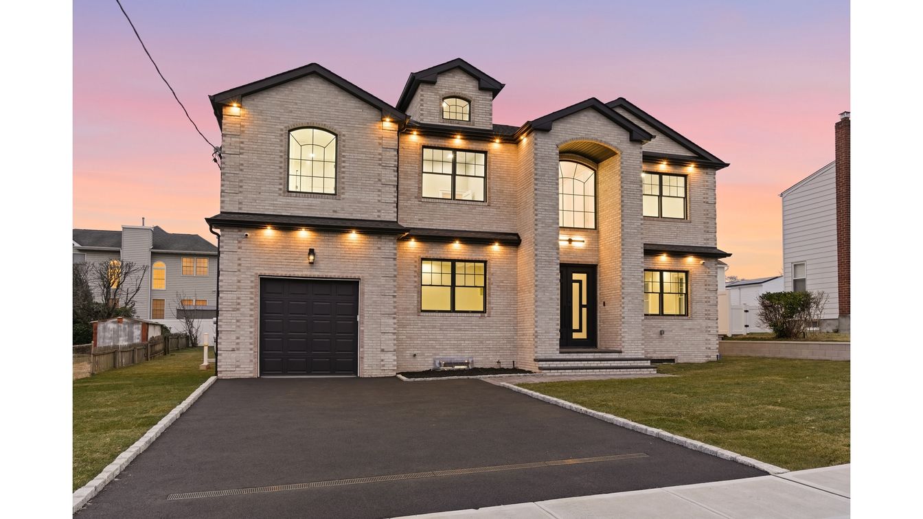 Attached, Exterior, Facade, Brick Traditional