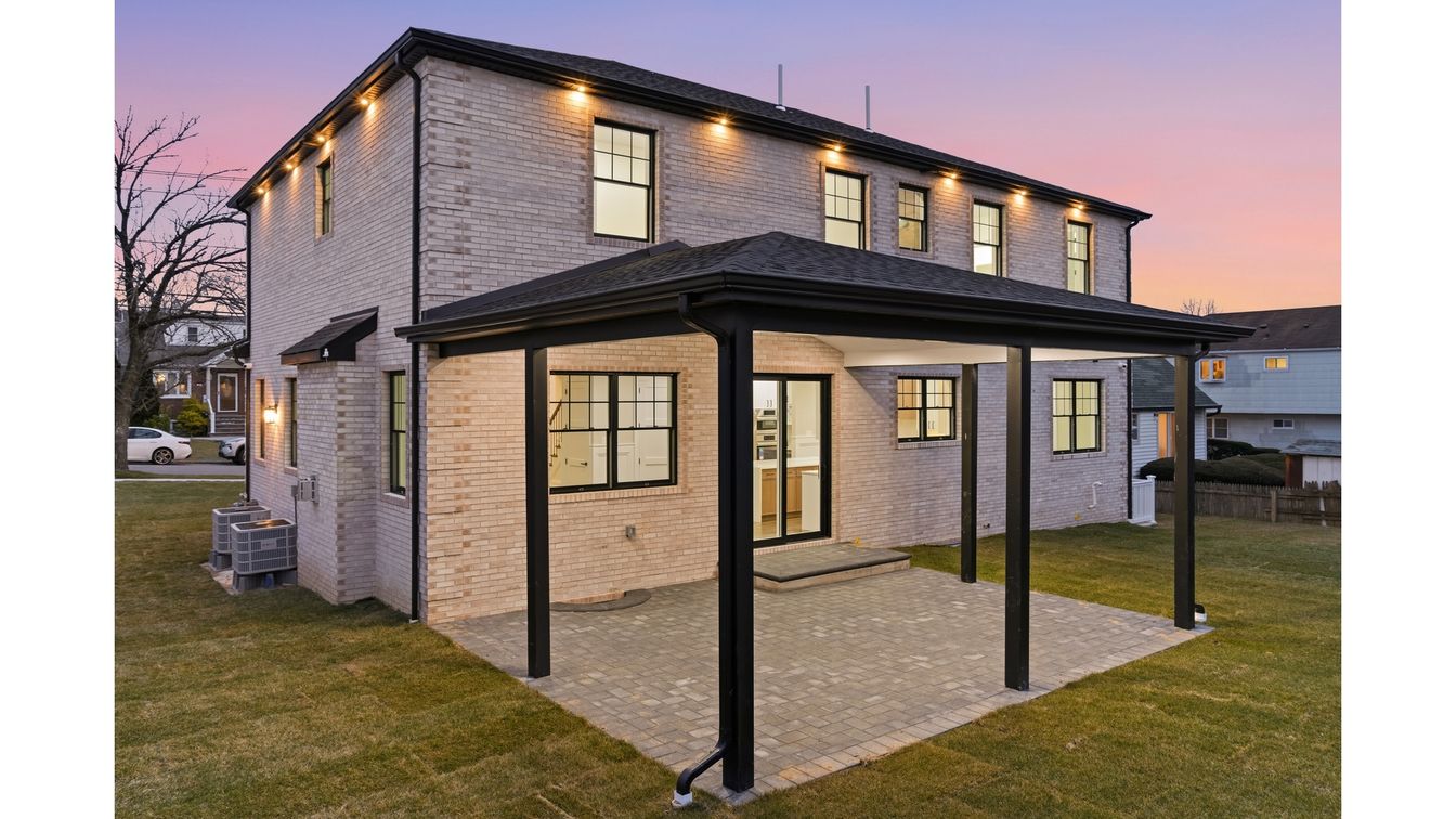 Backyard, Exterior, Facade, Brick Facade, Modern