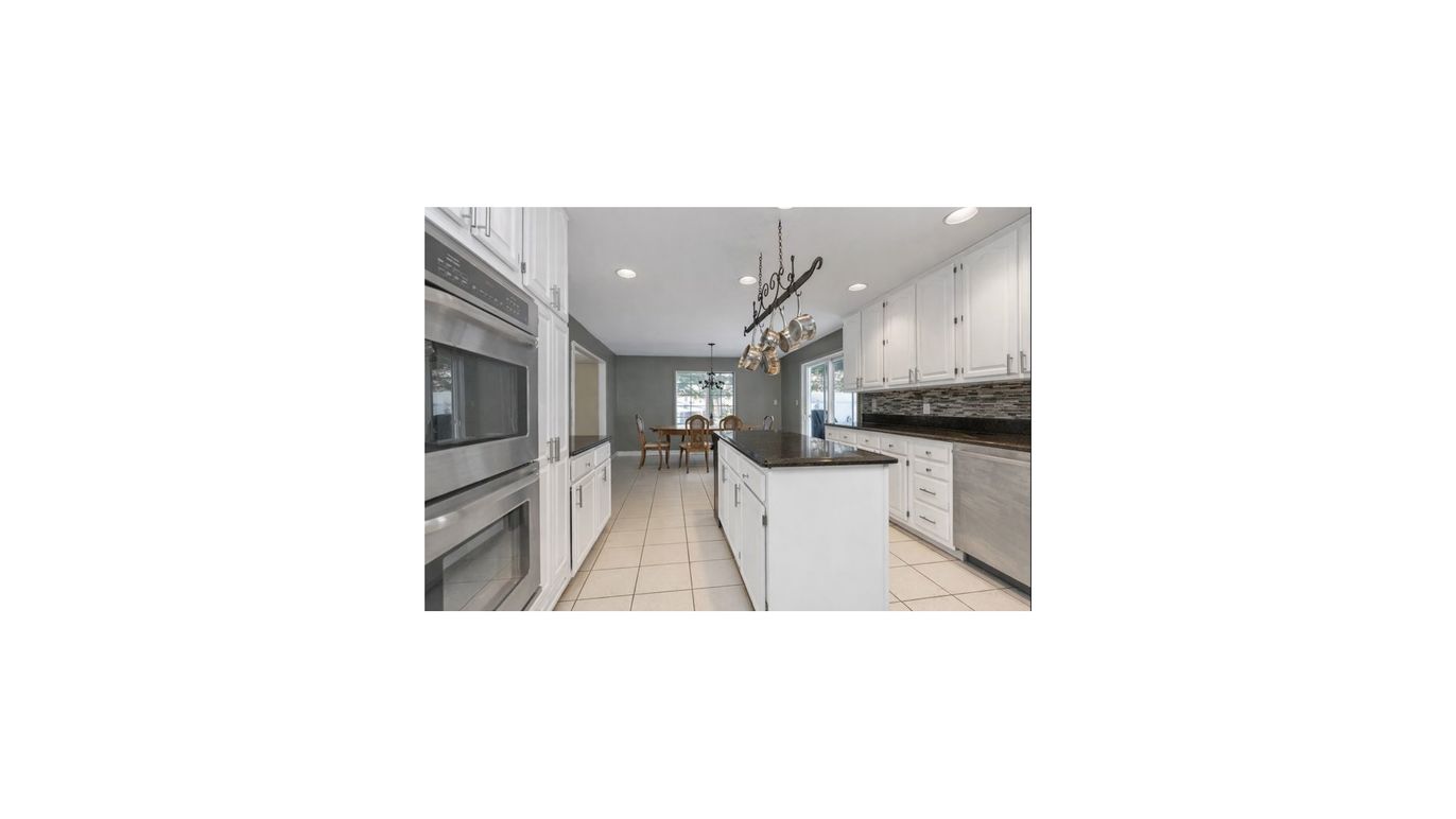 Dining room, Interior, Kitchen, Pendant Lights, Recessed Lighting, Stainless Steel Appliances