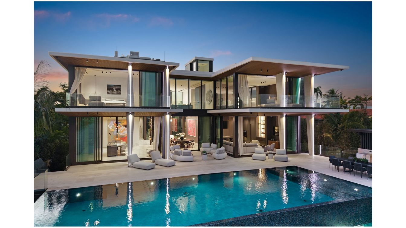 Exterior, Facade, Pool, Modern