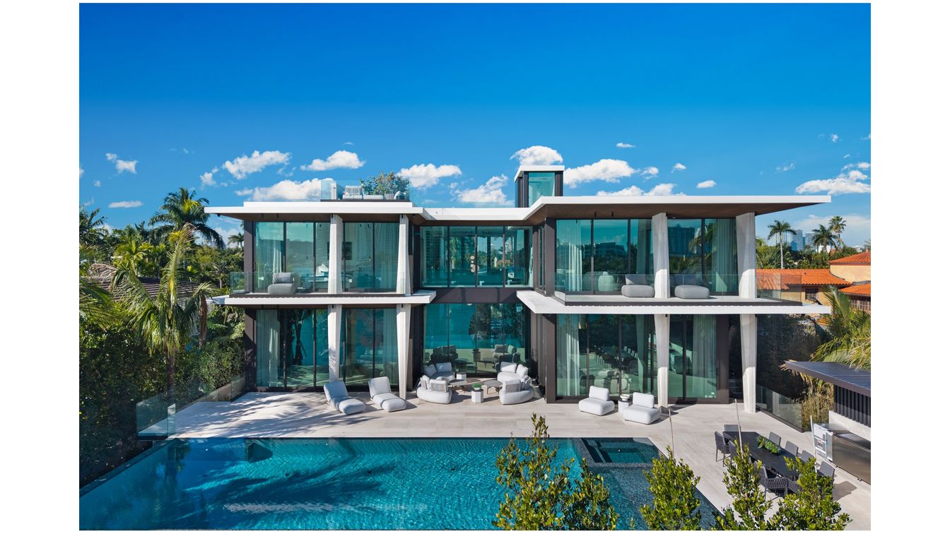 Exterior, Facade, Pool, Modern