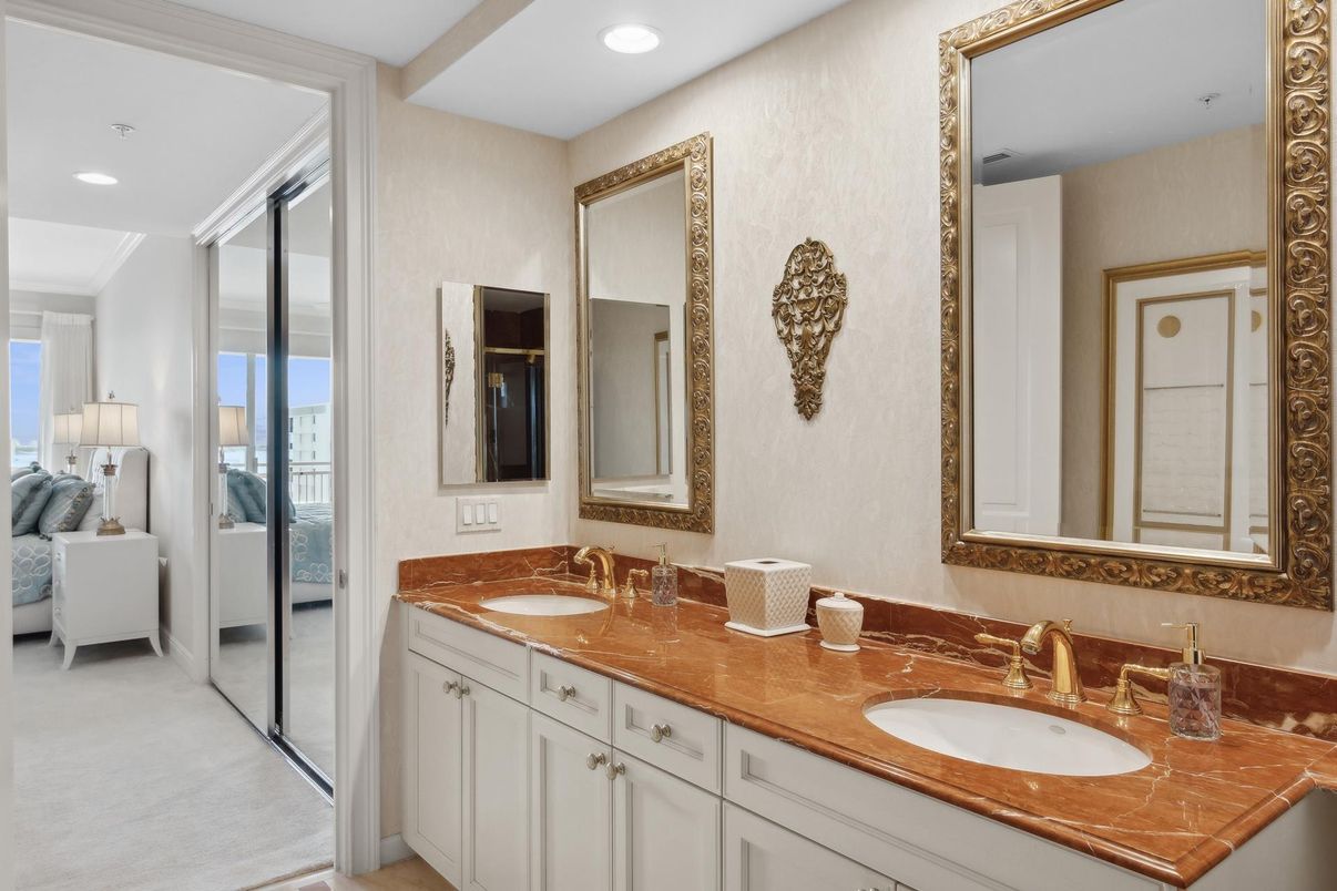 Bathroom, Dual Sink Vanities, Interior, Recessed Lighting