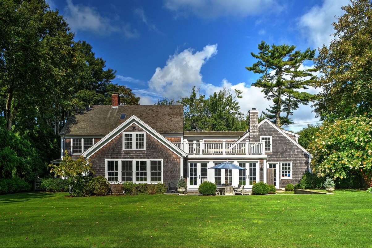 Backyard, Exterior, Facade, Brick Facade, Brick Traditional