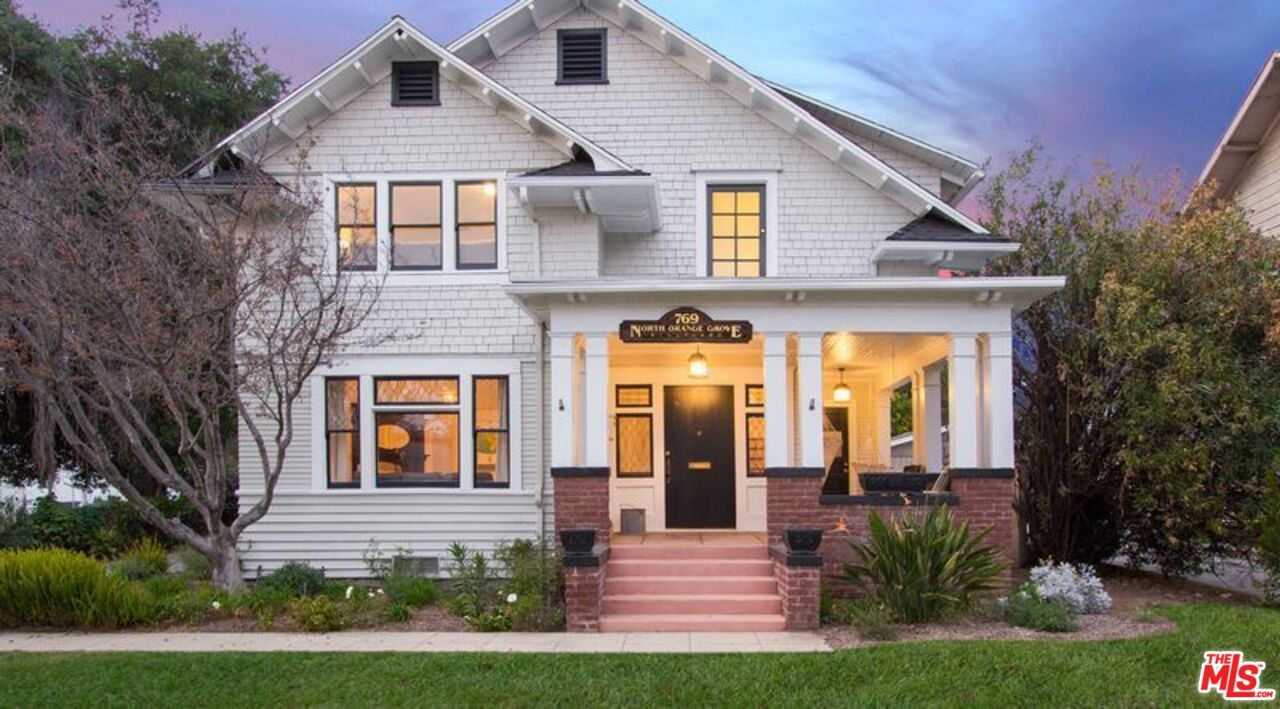 Exterior, Facade, Queen Anne Victorian