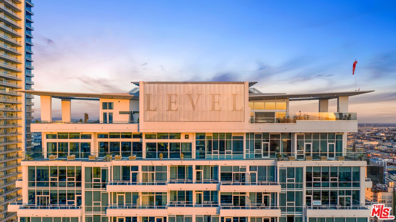 Exterior, Facade, Modern